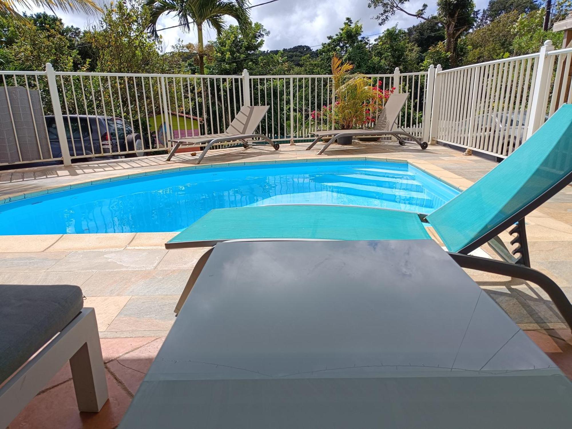 Douceur Des Hauteurs Bas De Villa, Piscine Privee Sainte-Luce Exterior photo